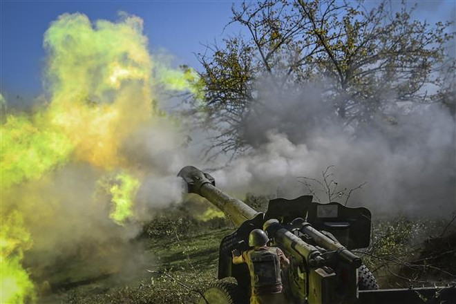 Binh sỹ Armenia nã pháo về phía lực lượng Azerbaijan tại khu vực tranh chấp Nagorny-Karabakh ngày 25/10/2020. (Nguồn: AFP/TTXVN) Vụ Nagorny-Karabakh: Nga-Mỹ bày tỏ lo ngại tình hình trên thực địa ảnh 1
