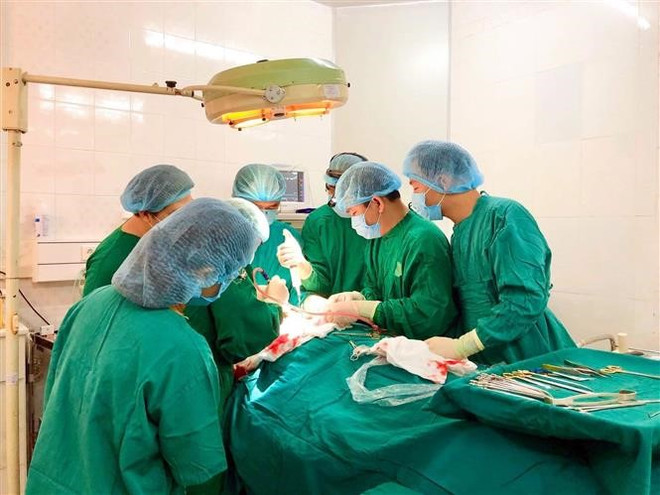 Cắt thành công khối u nặng gần 3kg nằm trong ổ bụng cụ bà 93 tuổi ảnh 1