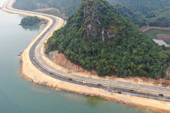 Đảm bảo an toàn đường bao biển Hạ Long-Cẩm Phả theo phản ánh TTXVN ảnh 1