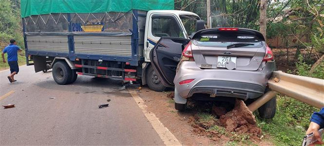 Một người tử vong, 2 người bị thương sau vụ va chạm ôtô trên quốc lộ 6 ảnh 1