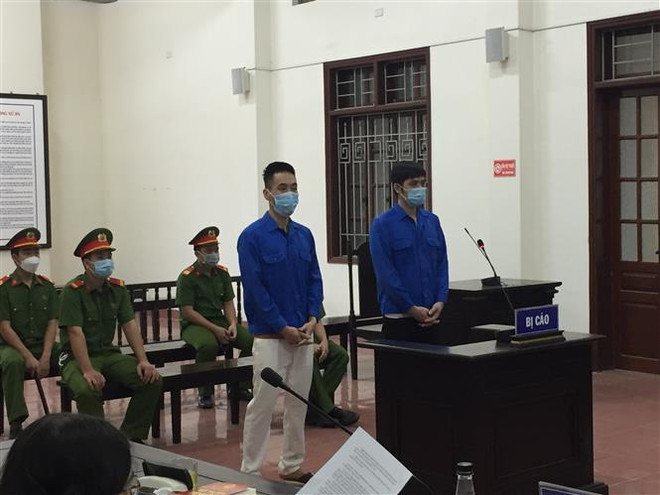 Hai bị cáo Trần Mạnh Linh và Nguyễn Tiến Minh tại phiên tòa xét xử. (Ảnh: Vũ Hà/TTXVN) Tuyên án tử hình hai đối tượng vận chuyển trái phép chất ma túy ảnh 1