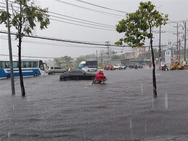 Mưa dông, lốc, sét khiến 1 người chết và gây nhiều thiệt hại ảnh 1