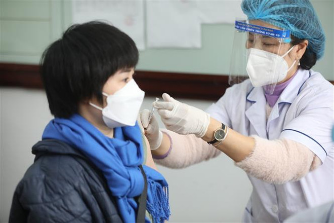 Nhân viên y tế tiêm vaccine phòng COVID-19 cho người dân phường Lê Đại Hành, quận Hai Bà Trưng, Hà Nội. (Ảnh: Minh Quyết/TTXVN) Ngày 12/4: Việt Nam đang điều trị hơn 1.200 bệnh nhân COVID-19 nặng ảnh 1