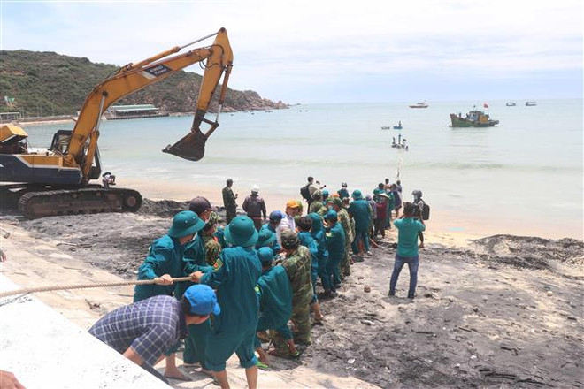 Hoàn thành trục vớt các tàu cá bị sóng nhấn chìm ở biển Nhơn Lý ảnh 1