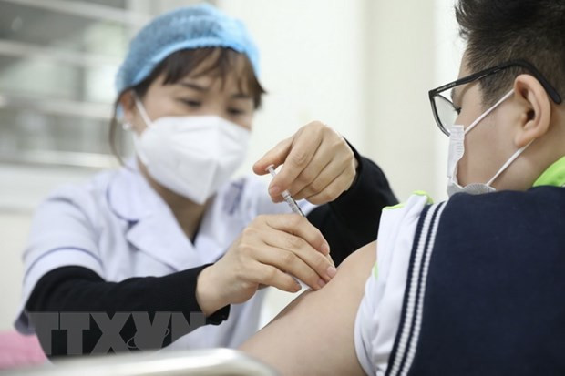 Nhân viên y tế tiêm vaccine phòng COVID-19 cho học sinh lớp 6 tại điểm tiêm chủng trường THCS Lê Ngọc Hân, quận Hai Bà Trưng, Hà Nội, vào sáng 17/4. (Ảnh: Minh Quyết/TTXVN) Rà soát, bổ sung thông tin sai của người dân trên nền tảng tiêm chủng ảnh 1