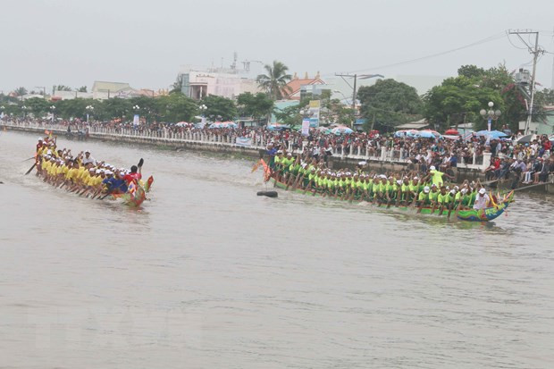 Đua ghe ngo là hoạt động văn hóa đặc sắc của đồng bào Khmer. (Ảnh: Phúc Sơn/TTXVN) Du lịch Sóc Trăng khẳng định bản sắc từ thế mạnh đặc thù ảnh 2