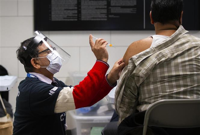 Canada khuyến nghị triển khai nhanh mũi vaccine tăng cường thứ hai ảnh 1