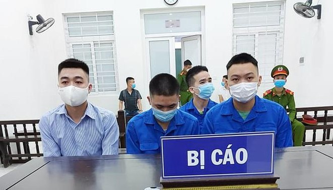 Các bị cáo tại phiên tòa. (Nguồn: cand.com.vn) Hà Nội: Phạt tù nhóm côn đồ dùng dao, súng giải quyết mâu thuẫn ảnh 1