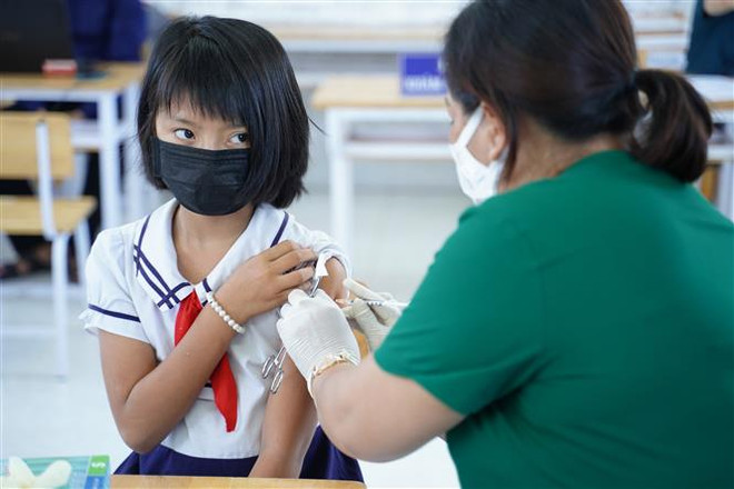 Tiêm vaccine cho trẻ em ở Bình Thuận. (Ảnh: Hồng Hiếu/TTXVN) Ngày 21/4: Cả nước ghi nhận 12.029 ca mắc mới và 9 ca tử vong ảnh 1