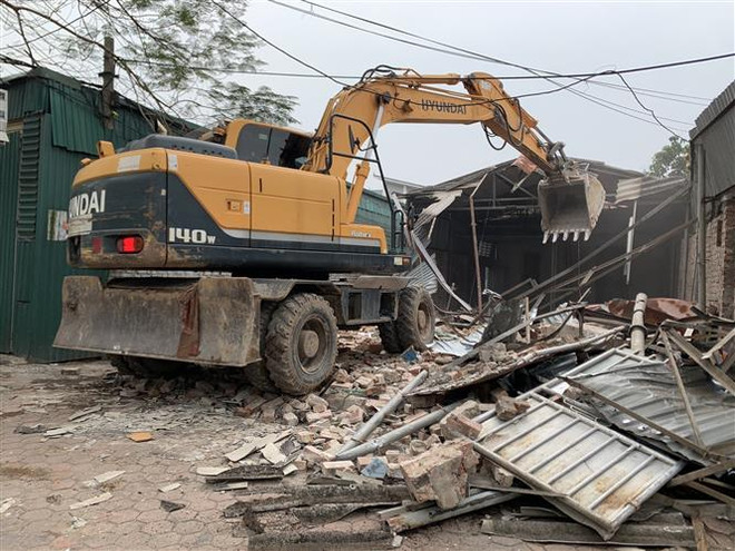 Hiện trường cưỡng chế giải tỏa. (Ảnh: TTXVN phát) Cưỡng chế giải tỏa để xây dựng công trình phúc lợi tại quận Long Biên ảnh 1