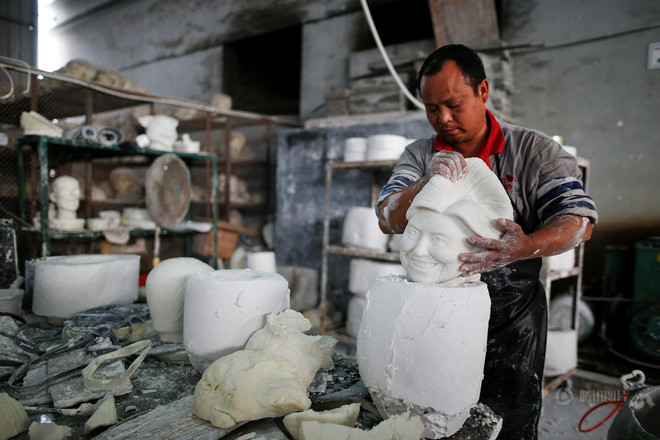 Cận cảnh xưởng sản xuất những chiếc mặt nạ Donald Trump ảnh 5