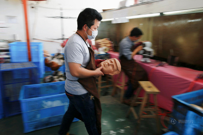 Cận cảnh xưởng sản xuất những chiếc mặt nạ Donald Trump ảnh 3