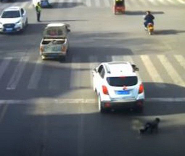 [Video] Cậu bé sống sót thần kỳ dù bị xe hơi cán qua người ảnh 1