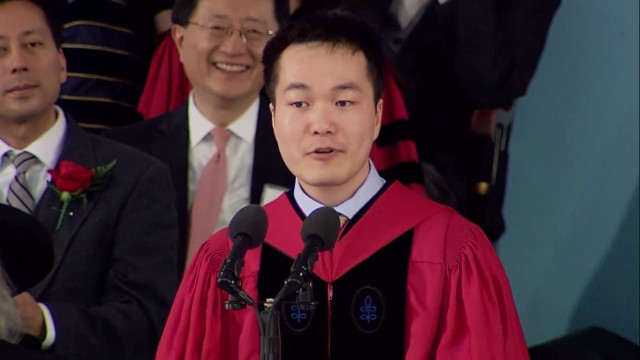 Sinh viên Trung Quốc kể chuyện bị nhện cắn tại lễ phát bằng Harvard ảnh 1