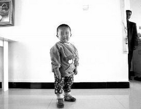 Cặp vợ chồng liên tiếp bán đi 2 đứa con vừa chào đời để kiếm tiền ảnh 1