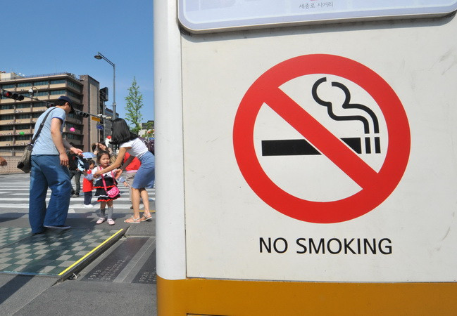 Anh áp dụng quy định vỏ bao thuốc lá phải trơn một màu ảnh 1