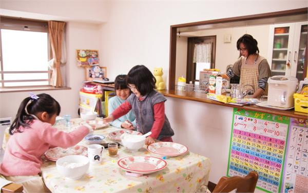 Hãy xem các bà mẹ bỉm sữa trên thế giới nuôi con như thế nào? ảnh 1