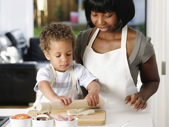 Hãy xem các bà mẹ bỉm sữa trên thế giới nuôi con như thế nào? ảnh 2