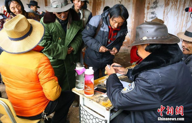 [Photo] Người Trung Quốc bắt đầu vào mùa đào đông trùng hạ thảo ảnh 4