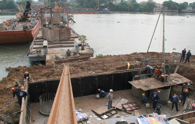 Bảo đảm an toàn giao thông đường thủy khu vực thi công cầu Ghềnh ảnh 1