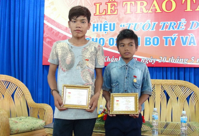 Trao Huy hiệu dũng cảm cho thiếu niên cứu 5 học sinh khỏi chết đuối ảnh 1