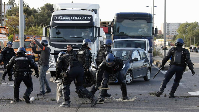 Biểu tình tại các nhà máy lọc dầu ở Pháp trước thềm EURO 2016 ảnh 1