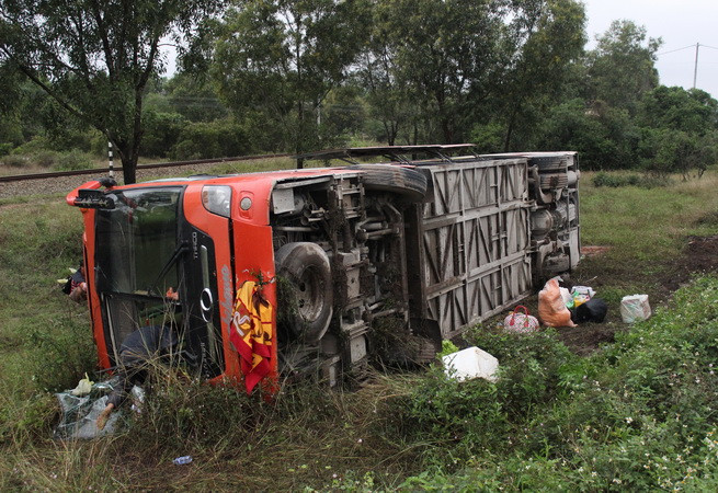 Long An: Lật xe đưa đón công nhân làm 19 người thương vong ảnh 1