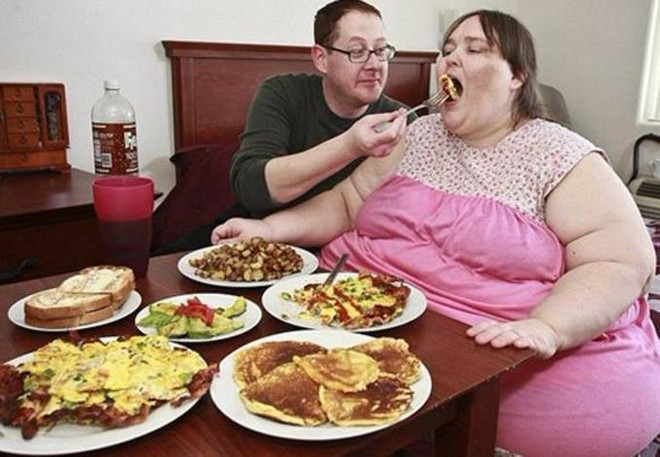 Người phụ nữ hơn 300kg muốn trở thành người béo nhất thế giới ảnh 1