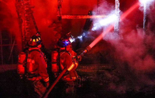 Căn nhà bất ngờ bùng cháy dữ dội tại Mỹ, ít nhất 6 người chết ảnh 1