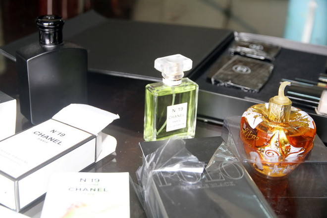 Hàng trăm lọ nước hoa Chanel và nhiều mỹ phẩm không nguồn gốc ảnh 1
