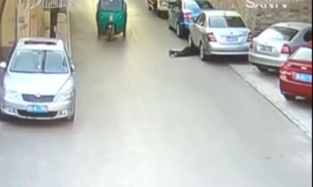 25 người qua đường bỏ mặc bà cụ 89 tuổi nằm dưới gầm xe ảnh 1