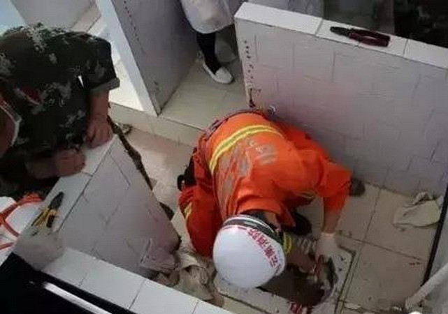 Gần 3 tiếng giải cứu em bé sơ sinh bị vứt trong bồn cầu ảnh 1