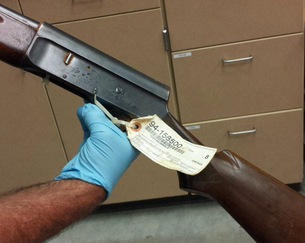 Lần đầu công bố khẩu súng cướp đi mạng sống của Kurt Cobain ảnh 1