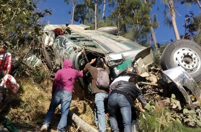 Guatemala: Xe khách lao xuống vực, gần 50 người thương vong ảnh 1