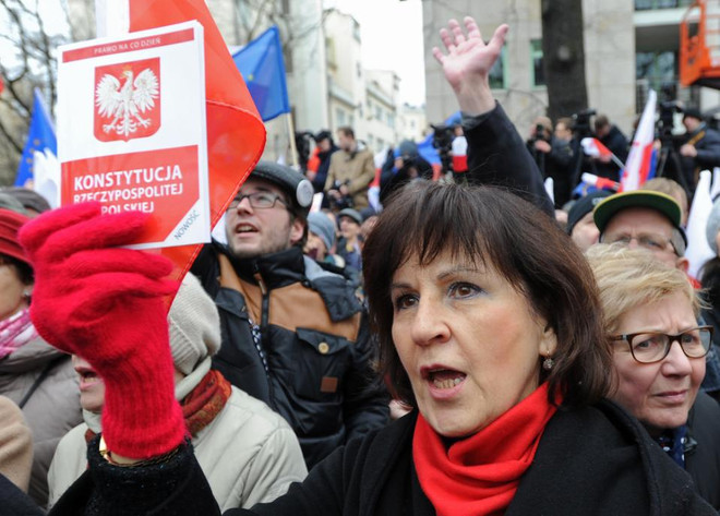 Hàng chục nghìn người Ba Lan đổ xuống đường biểu tình ở Warsaw ảnh 1
