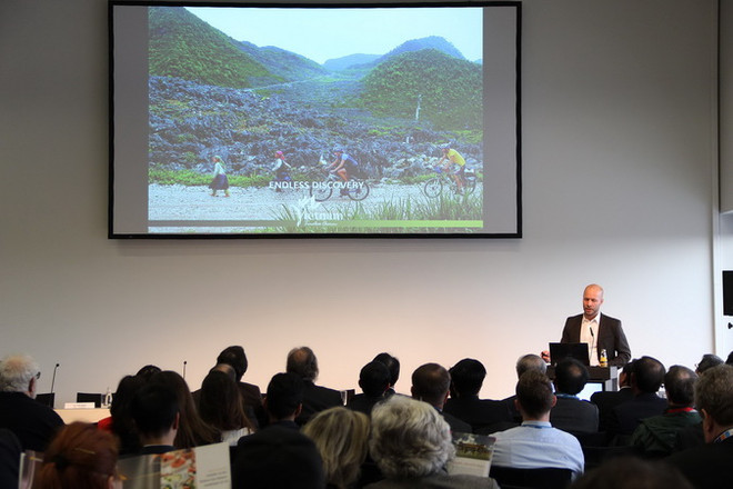 Khách xếp hàng dài chờ nếm phở, nem ở hội chợ du lịch Berlin ảnh 1