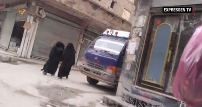 Hai người phụ nữ dũng cảm bí mật quay lén thành trì của IS ảnh 1