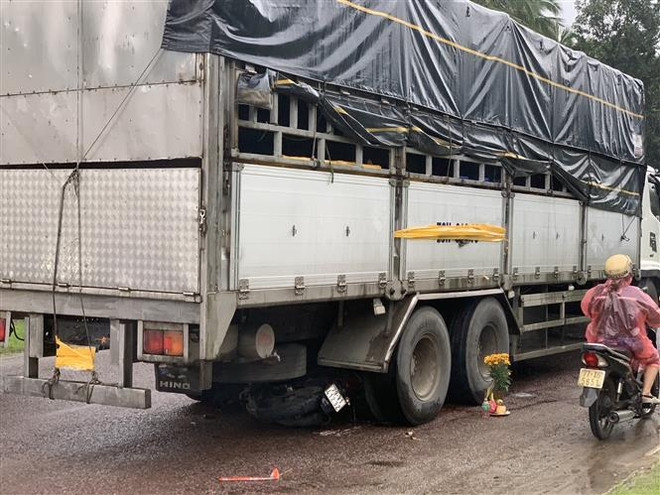 Hiện trường vụ tai nạn giao thông nghiêm trọng khiến 3 người tử vong. (Ảnh: TTXVN phát) Khởi tố, bắt tạm giam lái xe tải gây tai nạn khiến 3 mẹ con tử vong ảnh 1