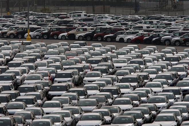 Ôtô mới tại trung tâm phân phối của Toyota ở cảng Long Beach, bang California, Mỹ. (Ảnh: AFP/TTXVN) Toyota tiếp tục dẫn đầu doanh số bán ôtô toàn cầu trong năm 2022 ảnh 1