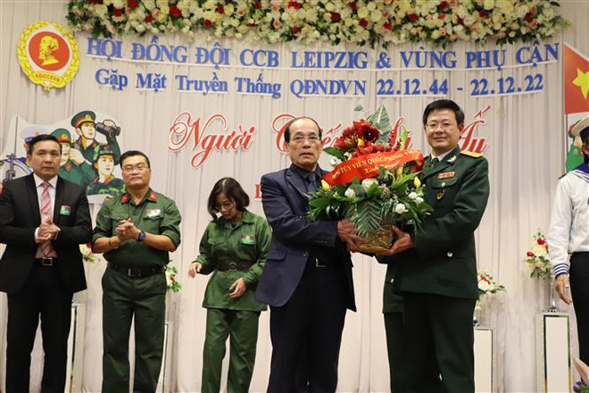 Đại tá Nguyễn Tuấn Minh, Tùy viên quốc phòng Việt Nam tại Đức, chúc mừng Hội Đồng đội cựu chiến binh Việt Nam tại thành phố Leipzig và vùng phụ cận. (Ảnh: Mạnh Hùng/TTXVN) Kỷ niệm 78 năm ngày thành lập Quân đội Nhân dân Việt Nam tại Đức ảnh 1