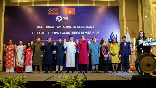 Các tình nguyện viên tuyên thệ. (Nguồn: Đại sứ quán Hoa Kỳ) Tình nguyện viên Hoa Kỳ mặc áo dài Việt Nam trong lễ tuyên thệ ảnh 1
