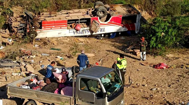 Xe khách lao xuống vực tại Bolivia, hàng chục người thương vong ảnh 1
