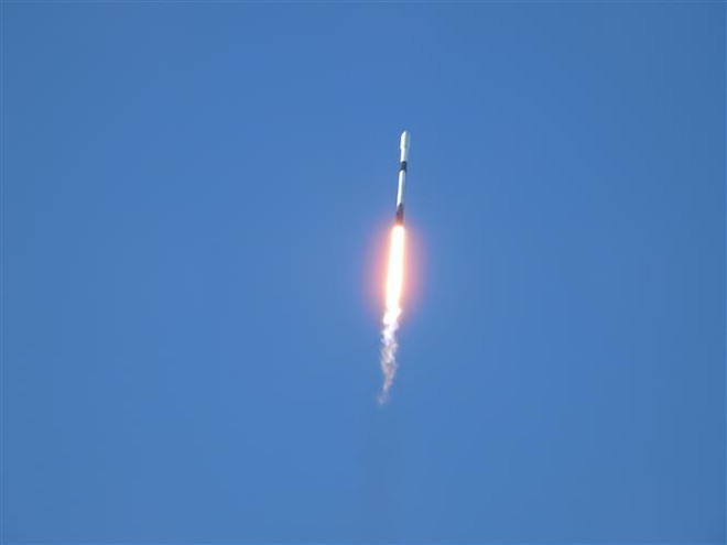 Tên lửa Falcon 9 mang theo tàu thăm dò Danuri của Hàn Quốc được phóng từ Trạm vũ trụ Cape Canaveral ở Florida, Mỹ ngày 5/8/2022. (Ảnh: Yonhap/TTXVN) Hàn Quốc trở thành nước thứ 7 trên thế giới thám hiểm Mặt trăng ảnh 1