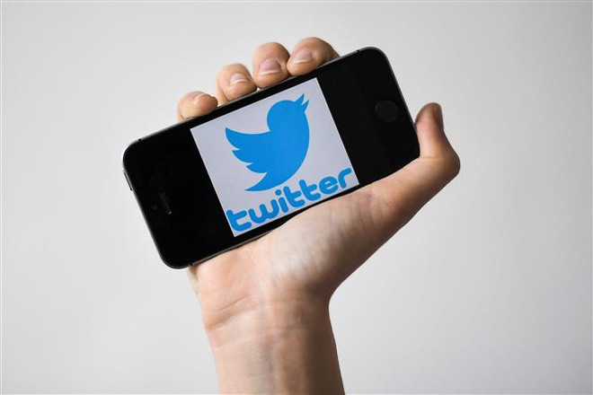 Biểu tượng Twitter trên màn hình điện thoại. (Ảnh: AFP/TTXVN) Twitter thông báo khóa tài khoản của một loạt nhà báo nổi tiếng ảnh 1