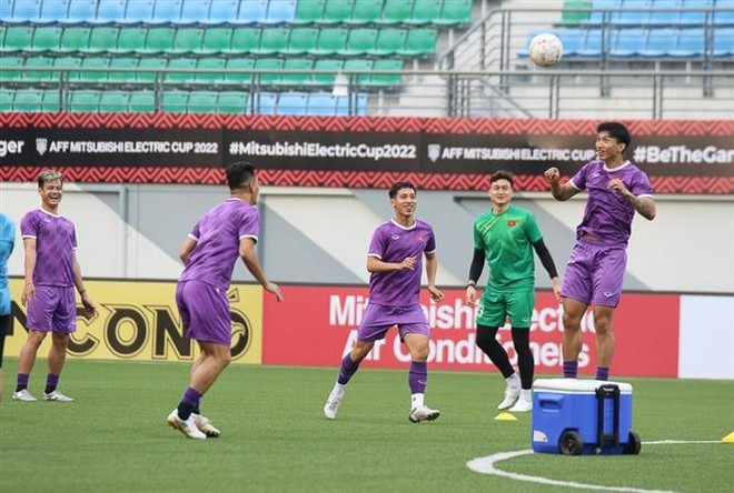 Đội tuyển Việt Nam làm quen sân cỏ nhân tạo Jalan Besar tại Singapore ảnh 1