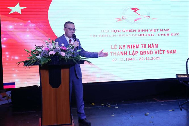 Đại sứ Việt Nam tại Đức Vũ Quang Minh phát biểu tại lễ kỷ niệm ngày thành lập Quân đội Nhân dân Việt Nam của Hội Cựu chiến binh Việt Nam tại Berlin-Brandenburg. (Ảnh: Mạnh Hùng/TTXVN) Kỷ niệm 78 năm ngày thành lập Quân đội Nhân dân Việt Nam tại Đức ảnh 2