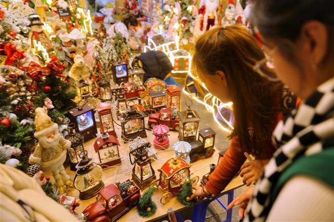 Hà Nội: Cận kề Giáng sinh, thị trường đồ trang trí thêm sôi động ảnh 1