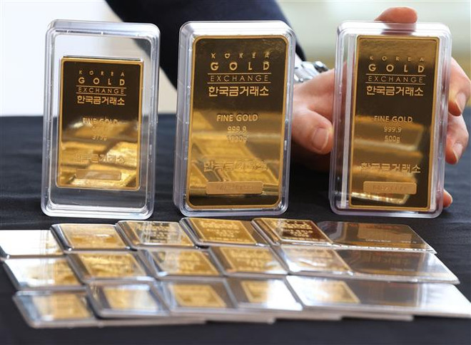 Vàng miếng được bày bán tại Sàn giao dịch vàng ở Seoul, Hàn Quốc. (Ảnh: Yonhap/TTXVN) Giá vàng châu Á rời khỏi mức cao của một tuần trong phiên 21/12 ảnh 1