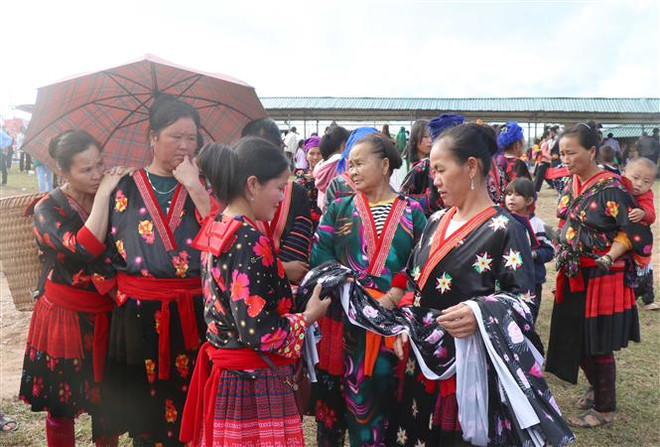 Rực rỡ sắc màu chợ phiên vùng cao Phìn Hồ của tỉnh Điện Biên ảnh 3