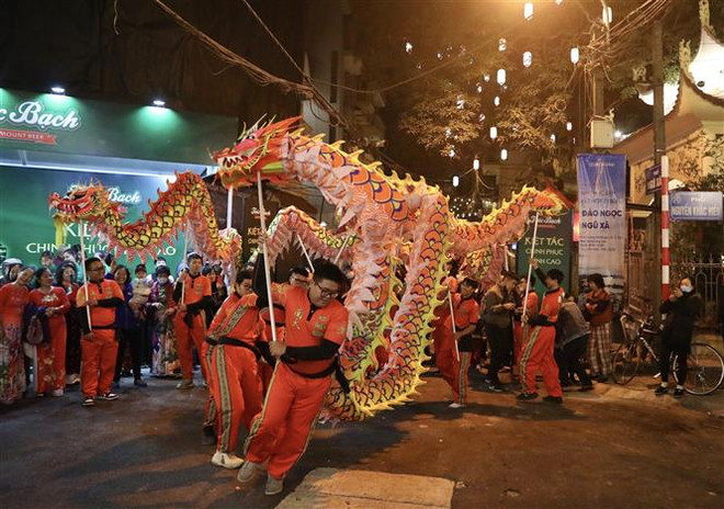 Biểu diễn múa rồng tại Khu vực phố ẩm thực kết hợp đi bộ. (Ảnh: Hoàng Hiếu/TTXVN) Hà Nội: Khai trương Khu phố ẩm thực đêm tại Đảo Ngọc Ngũ Xã ảnh 2